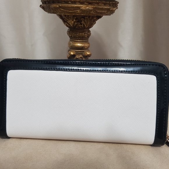 Wallet  😉 2 OR $20 - Picture 4 of 8